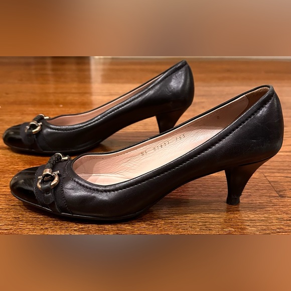 417. Ladies Salvatore Ferragamo Vintage Black Leather and Patent Horse Bit Shoes - Picture 5 of 16
